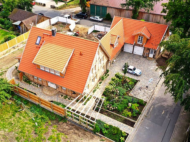 Fertighaus Alte Schmiede von Fuhrberger Zimmerei Betriebsges. mbH, Satteldach-Klassiker Außenansicht 7