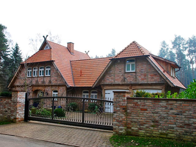 Fertighaus Fachwerkhaus mit Zwischenbau & Nebengebäude von Fuhrberger Zimmerei Betriebsges. mbH, Fachwerk Außenansicht 1