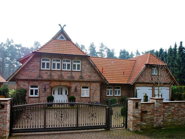 Fertighaus Fachwerkhaus mit Zwischenbau & Nebengebäude von Fuhrberger Zimmerei Betriebsges. mbH, Fachwerk Außenansicht 2