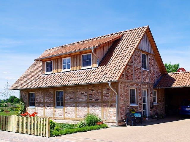 Fertighaus Kleines Fachwerkhaus von Fuhrberger Zimmerei Betriebsges. mbH, Fachwerk Außenansicht 1