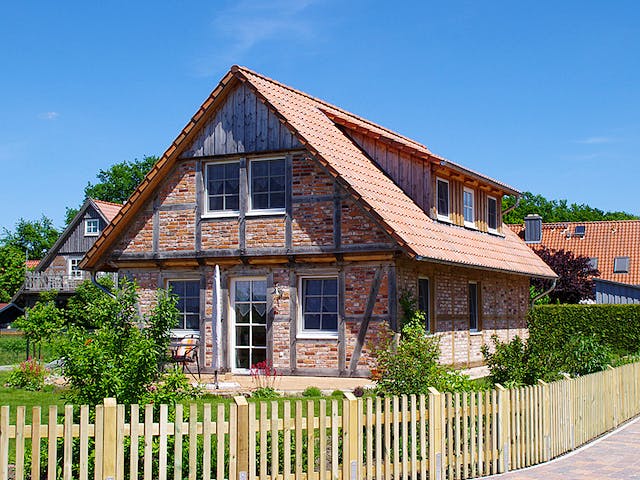 Fertighaus Kleines Fachwerkhaus von Fuhrberger Zimmerei Betriebsges. mbH, Fachwerk Außenansicht 2