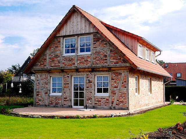 Fertighaus Kleines Fachwerkhaus von Fuhrberger Zimmerei Betriebsges. mbH, Fachwerk Außenansicht 3