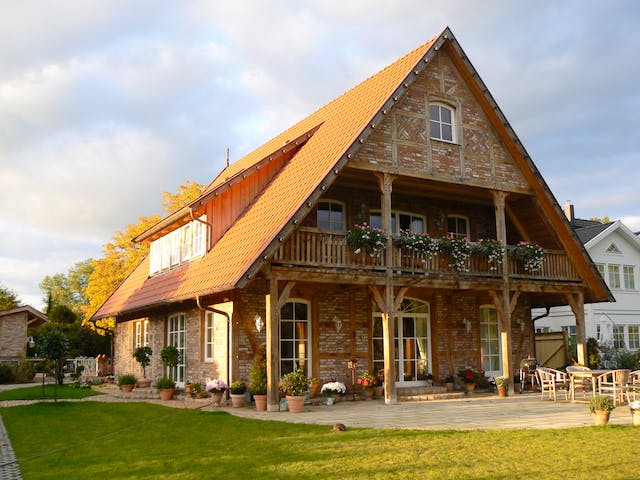 Fertighaus Klein Hansdorf von Fuhrberger Zimmerei Betriebsges. mbH, Fachwerk Außenansicht 1