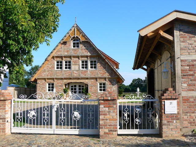 Fertighaus Klein Hansdorf von Fuhrberger Zimmerei Betriebsges. mbH, Fachwerk Außenansicht 4