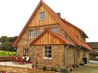 Fertighaus Oberbecksen von Fuhrberger Zimmerei Betriebsges. mbH, Fachwerk Außenansicht 3