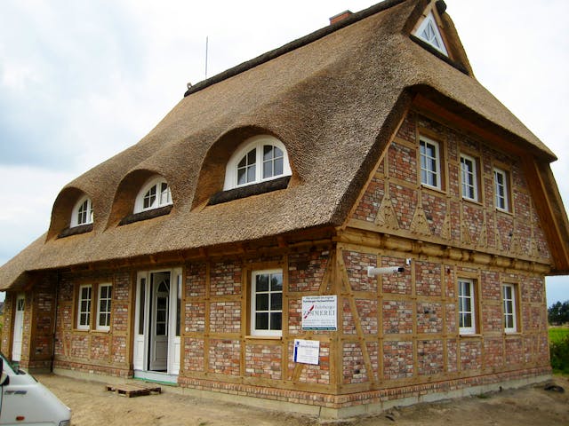 Fertighaus Ostsee von Fuhrberger Zimmerei Betriebsges. mbH, Fachwerk Außenansicht 3