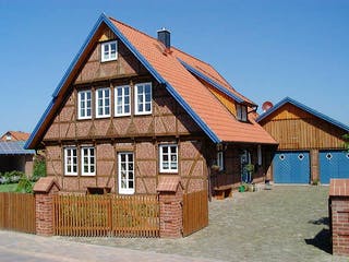 Fertighaus Pinus von Fuhrberger Zimmerei Betriebsges. mbH, Fachwerk Außenansicht 1