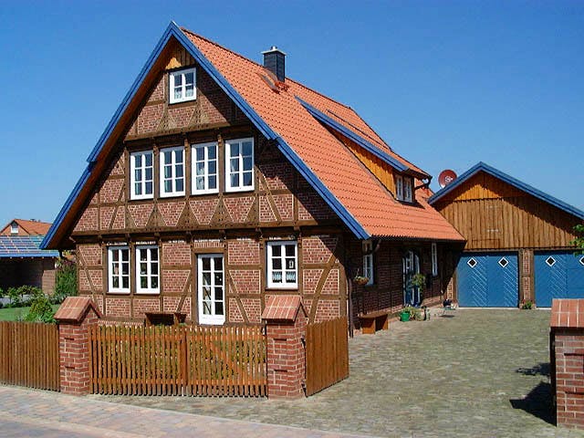 Fertighaus Pinus von Fuhrberger Zimmerei Betriebsges. mbH, Fachwerk Außenansicht 1