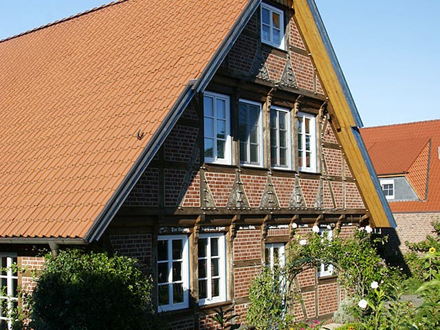 Fertighaus Pinus von Fuhrberger Zimmerei Betriebsges. mbH, Fachwerk Außenansicht 2