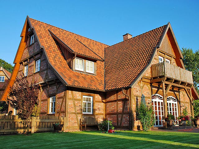 Fertighaus Zweiständerhaus von Fuhrberger Zimmerei Betriebsges. mbH, Fachwerk Außenansicht 1