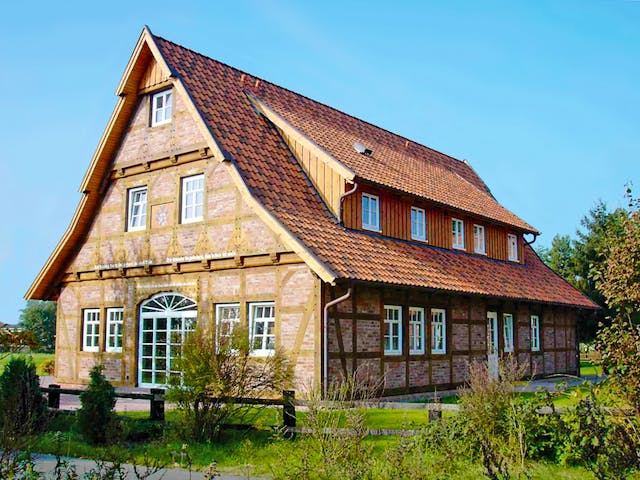 Fertighaus Zweiständerhaus von Fuhrberger Zimmerei Betriebsges. mbH, Fachwerk Außenansicht 3