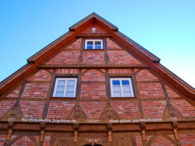 Fertighaus Zweiständerhaus von Fuhrberger Zimmerei Betriebsges. mbH, Fachwerk Außenansicht 4