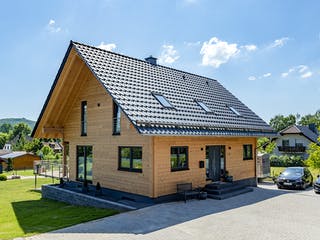 Blockhaus Köterbergblick von Fullwood Wohnblockhaus Bausatzhaus ab 250000€, Blockhaus Außenansicht 1