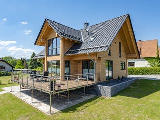 Blockhaus Köterbergblick von Fullwood Wohnblockhaus Bausatzhaus ab 250000€, Blockhaus Außenansicht 2