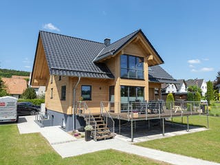 Blockhaus Köterbergblick von Fullwood Wohnblockhaus Bausatzhaus ab 250000€, Blockhaus Außenansicht 4