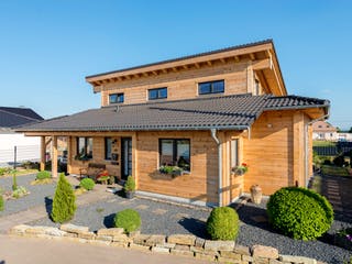 Blockhaus Neffelbach von Fullwood Wohnblockhaus Ausbauhaus ab 300000€, Pultdachhaus Außenansicht 3