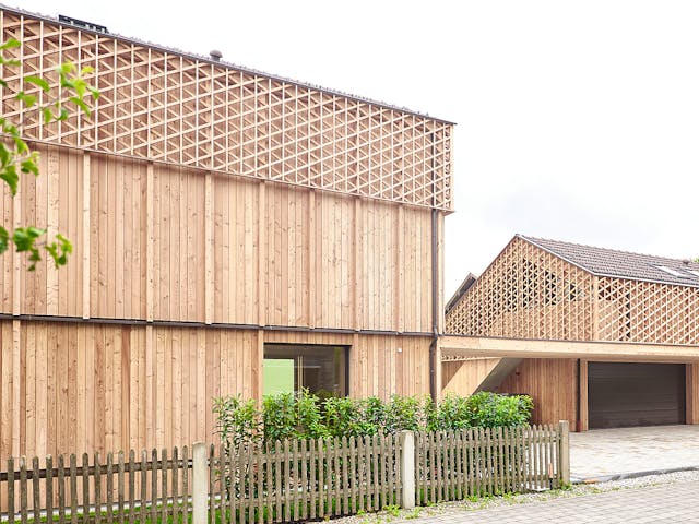 Fertighaus Holzhaus in Holzkirchen von GRUBER.HAUS Schlüsselfertig ab 2500000€, Satteldach-Klassiker Außenansicht 1