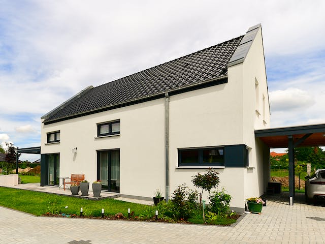 Massivhaus Lübeck von HELMA MASSIVHAUS Schlüsselfertig ab 366150€, Satteldach-Klassiker Außenansicht 3