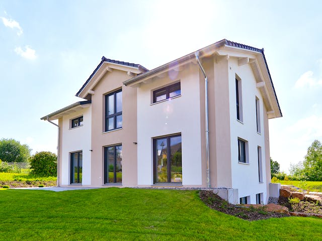 Massivhaus Trient von HELMA MASSIVHAUS Schlüsselfertig ab 378250€, Satteldach-Klassiker Außenansicht 5