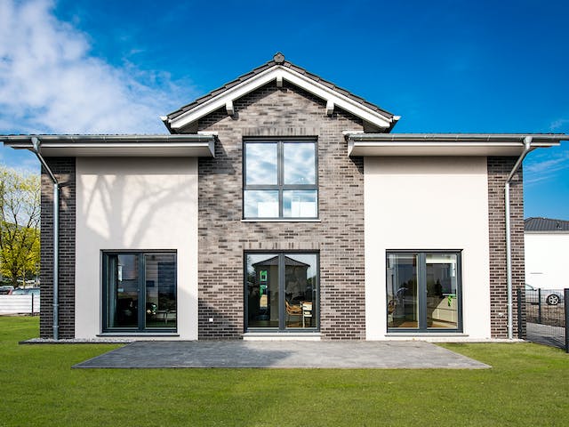 Massivhaus Trient von HELMA MASSIVHAUS Schlüsselfertig ab 378250€, Satteldach-Klassiker Außenansicht 8