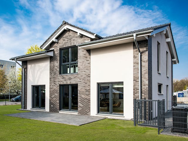 Massivhaus Trient von HELMA MASSIVHAUS Schlüsselfertig ab 378250€, Satteldach-Klassiker Außenansicht 9