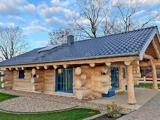 Blockhaus Blockhaus Gransee von Holzbau rustikal - Blockhäuser Bausatzhaus ab 91870€, Satteldach-Klassiker Außenansicht 2