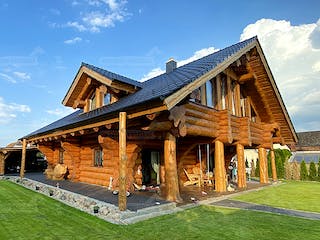 Blockhaus Blockhaus Montreal von Holzbau rustikal - Blockhäuser Bausatzhaus ab 211680€, Satteldach-Klassiker Außenansicht 1