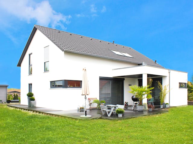 Fertighaus Homestory 093 von LEHNER HAUS Schlüsselfertig ab 390000€, Satteldach-Klassiker Außenansicht 1