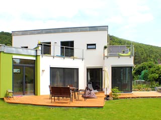 Fertighaus Homestory 101 von Lehner Haus Schlüsselfertig ab 315250€, Satteldach-Klassiker Außenansicht 1