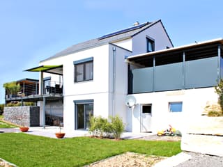 Fertighaus Homestory 139 von Lehner Haus Schlüsselfertig ab 466570€, Satteldach-Klassiker Außenansicht 2