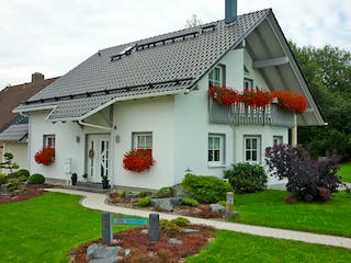 Massivhaus Susi III von HSE Massivhaus Schlüsselfertig ab 277940€, Satteldach-Klassiker Außenansicht 4