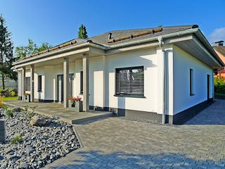 Massivhaus VarioCorner 117 von HSE Massivhaus Schlüsselfertig ab 269740€, Bungalow Außenansicht 2