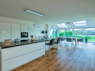 Fertighaus Jubiläumshaus Bungalow mit Flachdach von Holz & Dach Living Ausbauhaus ab 270000€, Bungalow Innenansicht 3