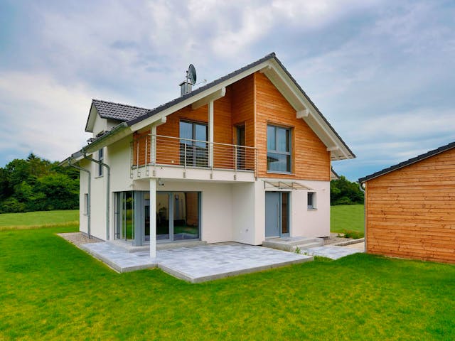 Fertighaus Haus Smilla von Fertighaus WEISS Schlüsselfertig ab 481655€, Satteldach-Klassiker Außenansicht 1 Fertighaus Haus Smilla von Fertighaus WEISS Schlüsselfertig ab 481655€, Satteldach-Klassiker Außenansicht 1