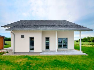 Fertighaus Haus Smilla von Fertighaus WEISS Schlüsselfertig ab 471286€, Satteldach-Klassiker Außenansicht 3