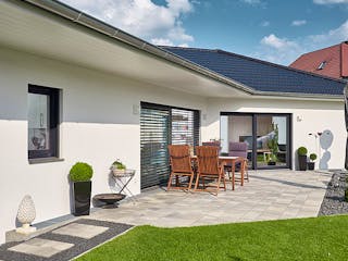 Fertighaus Walmdach 190 von LUXHAUS, Bungalow Außenansicht 4