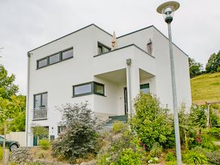 Massivhaus Elegantes Flachdachhaus am Hang von Massivhaus Rhein Lahn, Cubushaus Außenansicht 4