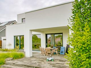 Massivhaus Flachdachhaus mit Wow-Effekt von RheinMassiv Massivhäuser, Cubushaus Außenansicht 2