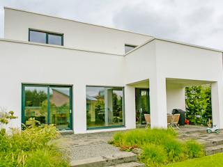 Massivhaus Flachdachhaus mit Wow-Effekt von RheinMassiv Massivhäuser, Cubushaus Außenansicht 3