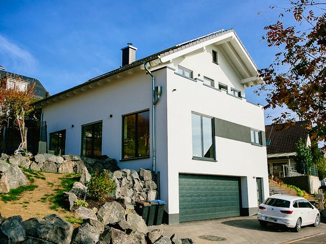Massivhaus Satteldachhaus am Hang von RheinMassiv Massivhäuser, Satteldach-Klassiker Außenansicht 1