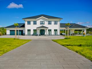 Massivhaus Repräsentativ, luxuriös und mit besonders viel Platz von RheinMassiv Massivhäuser, Stadtvilla Außenansicht 1