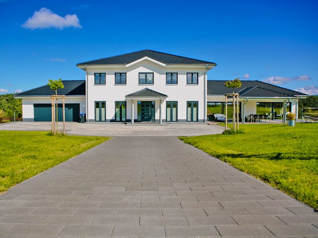 Massivhaus Repräsentativ, luxuriös und mit besonders viel Platz von RheinMassiv Massivhäuser, Stadtvilla Außenansicht 1