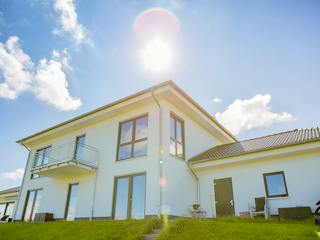 Massivhaus Repräsentativ, luxuriös und mit besonders viel Platz von RheinMassiv Massivhäuser, Stadtvilla Außenansicht 6