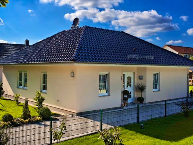 Massivhaus Bungalow Rerik von ROTH MASSIVHAUS Schlüsselfertig ab 287400€, Bungalow Außenansicht 1