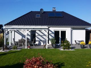 Massivhaus Bungalow Rerik von ROTH MASSIVHAUS, Bungalow Außenansicht 2