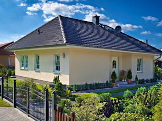Massivhaus Bungalow Rerik von ROTH MASSIVHAUS Schlüsselfertig ab 287400€, Bungalow Außenansicht 2