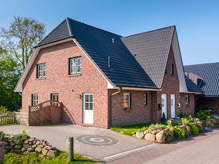 Massivhaus Duo Friesenhaus 130 von ECO System HAUS Schlüsselfertig ab 294500€, Satteldach-Klassiker Außenansicht 2