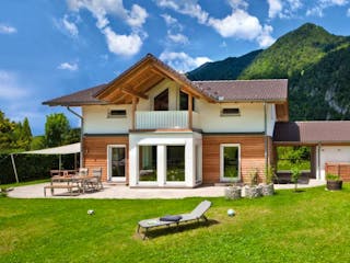 Fertighaus Vitalhaus Bad Reichenhall von Regnauer Hausbau, Satteldach-Klassiker Außenansicht 2