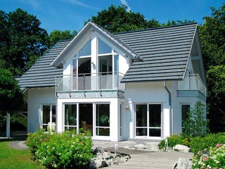 Fertighaus MH Bad Vilbel von WEISS Holzhaus, Satteldach-Klassiker Außenansicht 1