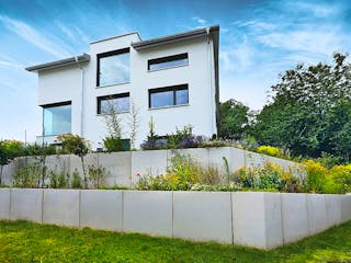Massivhaus Mehrgenerationenhaus Calw von MYMassivhaus, Satteldach-Klassiker Außenansicht 1
